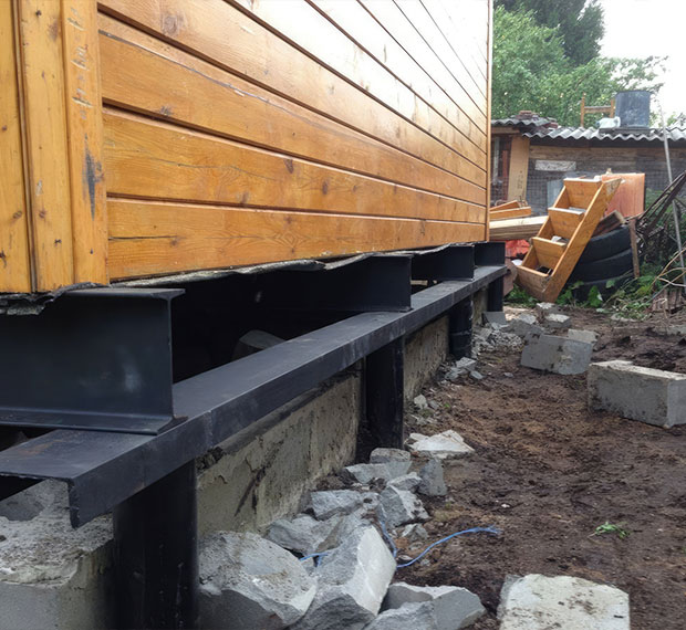 Замена старого фундамента на винтовые сваи в Наволоках